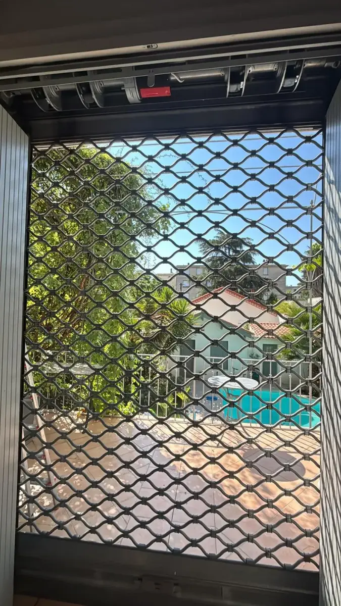 Installation et pose de rideau métallique à Clamart