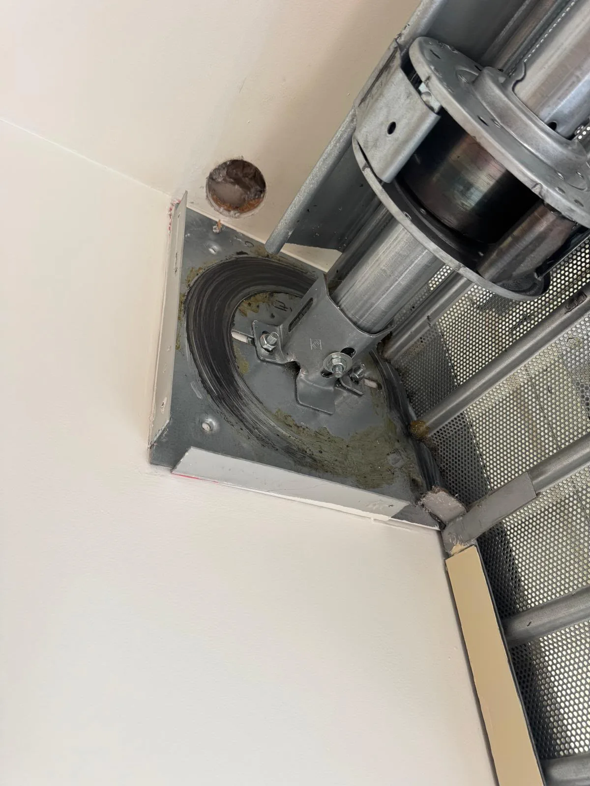 Motorisation de rideau métallique à Clamart